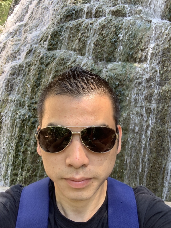 高兴的第二张照片--龙海婚介网