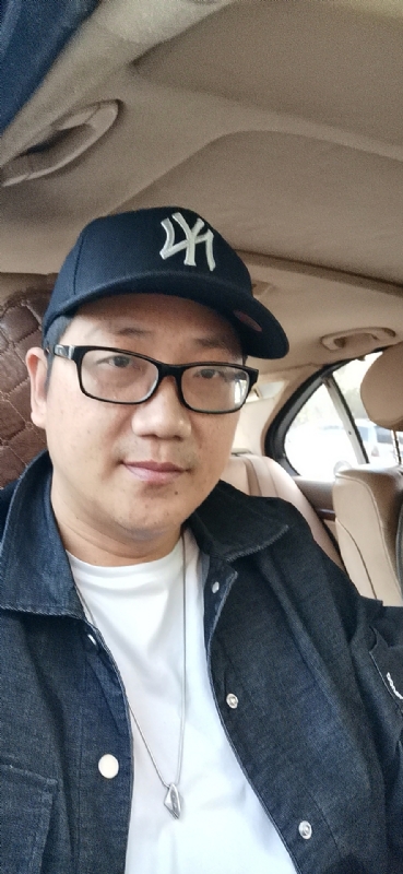 拥抱幸福的第一张照片--龙海婚介网