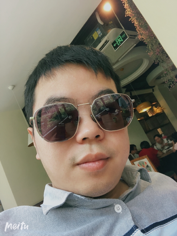 月台等路人的第一张照片--龙海婚介网