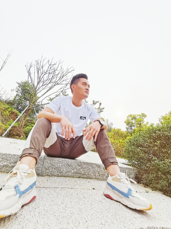 一个人，干净利落的第一张照片--龙海婚介网