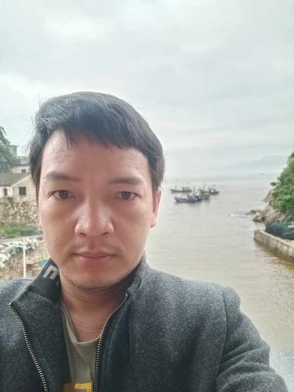 啊亮的第一张照片--龙海婚介网