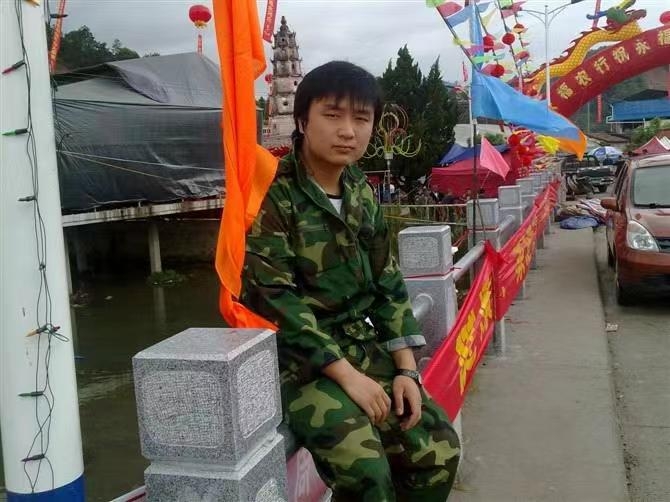 如影随形的第二张照片--龙海婚介网